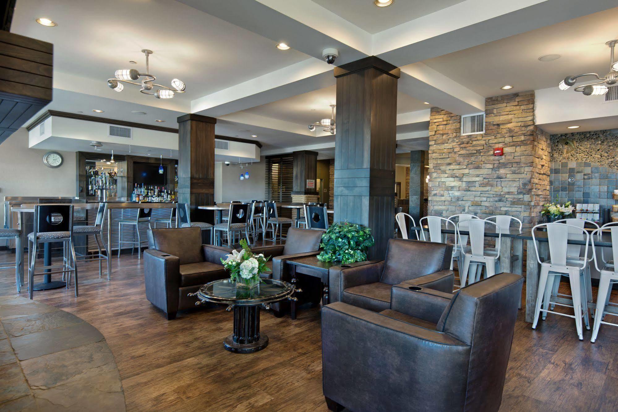 Oxford Suites Силвердейл Экстерьер фото